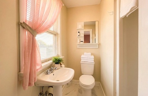 Niagara Falls Bed & Breakfast | Private Room with en-suit Bathroom 3 Mins to Falls