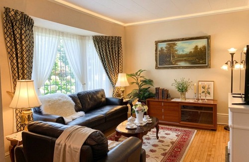 Niagara Falls Bed & Breakfast | Private Room with en-suit Bathroom 3 Mins to Falls