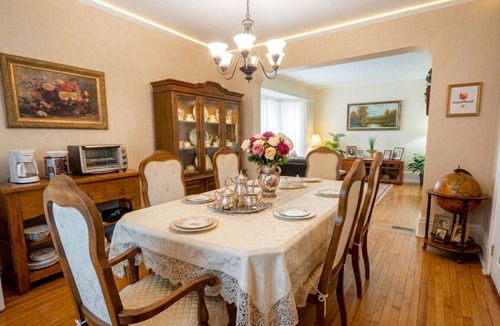 Niagara Falls Bed & Breakfast | Private Room with en-suit Bathroom 3 Mins to Falls