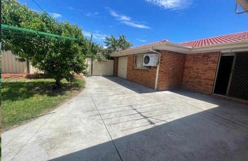 Kings Park House | Private room with kitchen&laundry