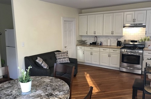 Queens House | *Private room with New Modern Furniture and Comfortable Mattress