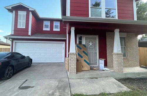 Stoney Ridge House | Private room with shared bathroom in house near Austin Airport and F1 Racetrack