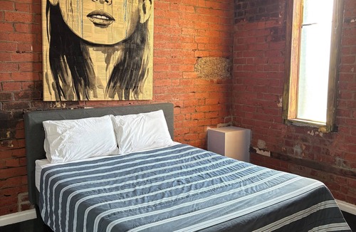 St Kilda Hotel | Private Rooms Available - NO BILLS or BOND required