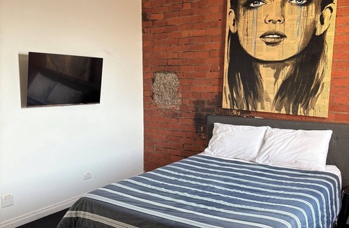 St Kilda Hotel | Private Rooms Available - NO BILLS or BOND required