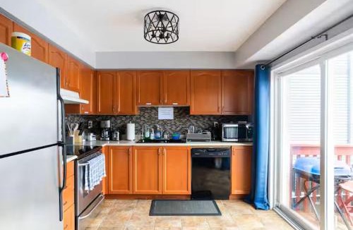 Bowmanville Hostel | Private Rooms in a House