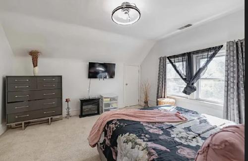 Vinita Park House | Private Rooms in a Spacious 4-Bedroom Home