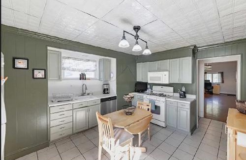 Vinita Park House | Private Rooms in a Spacious 4-Bedroom Home