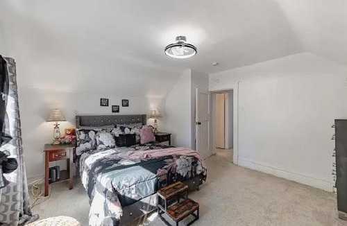 Vinita Park House | Private Rooms in a Spacious 4-Bedroom Home