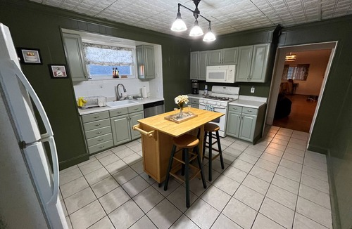 Vinita Park House | Private Rooms in a Spacious 4BR House