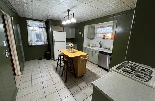 Vinita Park House | Private Rooms in a Spacious 4BR House