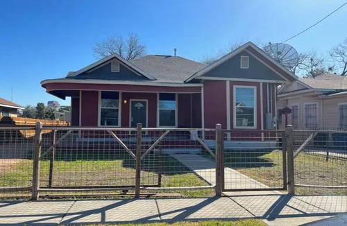 Five Points House | Private Rooms in San Antonio walk to downtown