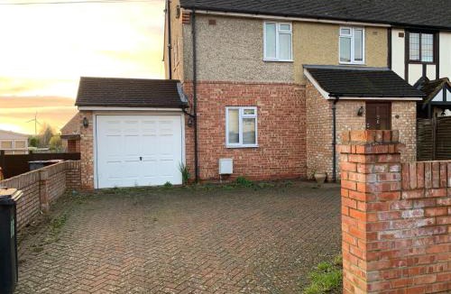 Reading House | Private Rooms with Shared Bathroom Bus Stop 8 Mins Away