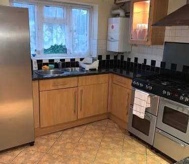 Reading House | Private Rooms with Shared Bathroom Bus Stop 8 Mins Away