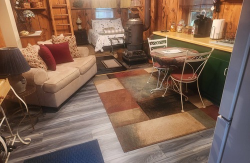 East Syracuse Cabin | PRIVATE RUSTIC 1 BEDROOM CABIN