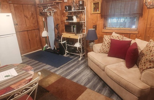 East Syracuse Cabin | PRIVATE RUSTIC 1 BEDROOM CABIN