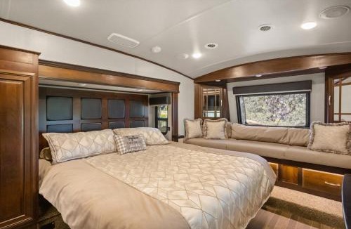Boerne House | Private RV Retreat in Hill Country King Bed