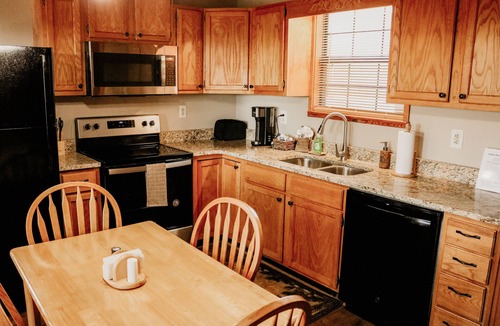 Gatlinburg Ski Chalet | Private & Secluded w/Beautiful Views Sunsets ~Hot Tub