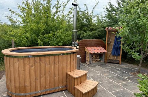 Redmile Apartment | Private Shepherds hut with Castle view