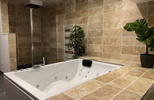 Laon Apartment | Private Spa Apartment