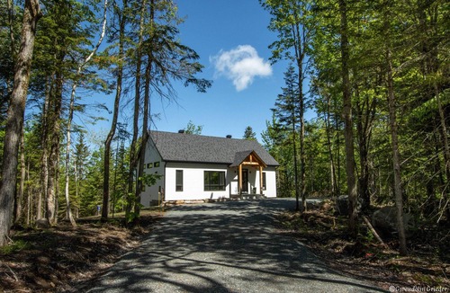 Argenteuil Regional County Municipality Ski Chalet | Private Spa & Sauna | Hiking | Skiing | NaturÔzen