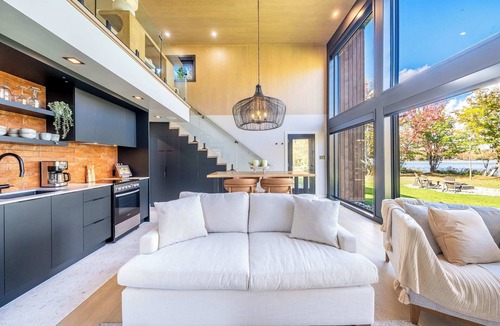 Lambton Ski Chalet | Private Spa & Direct Lake Access | Le Maka
