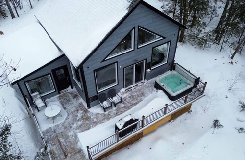 Sainte Beatrix Ski Chalet | Private Spa | Lakeview| Hiking | Nature et détente