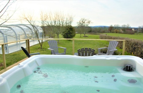 Savigny-Poil-Fol House | private spa pool