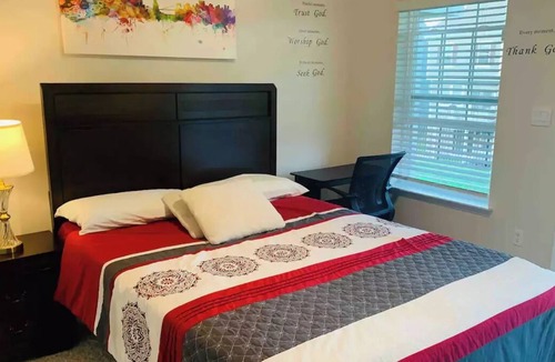 Rossville House | Private Space Cozy Town House