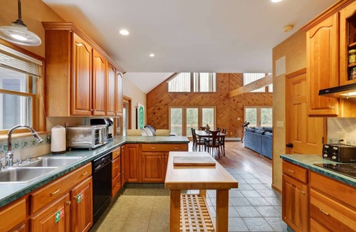 Canadensis House | Private & Spacious Pocono Retreat | King Bed | PS5