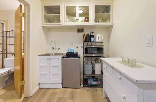 Oak Park House | Private Spacious Full Bed Studio