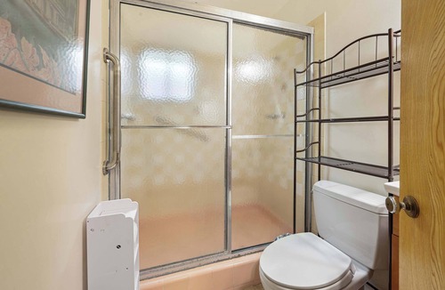 Oak Park House | Private Spacious Full Bed Studio