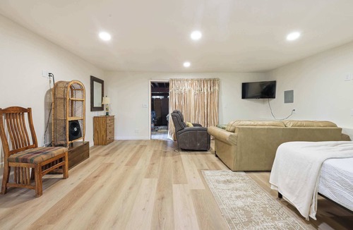Oak Park House | Private Spacious Full Bed Studio