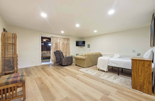 Oak Park House | Private Spacious Full Bed Studio