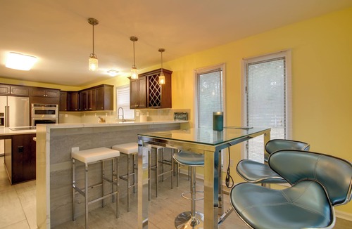 Ellendale House | Private & Spacious Lakefront Home in Memphis!