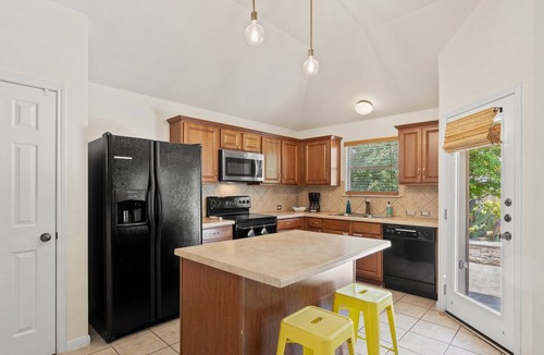Austin House | Private, Spacious, & Perfect for Groups/Families! Convenient Location & Parking