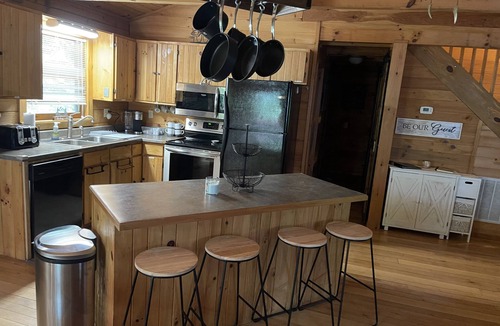 Sugar Grove Cabin | Private Spring Getaway! Pet Friendly!