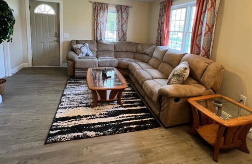 St. James House | Private stay, sleeps 6, w/large yard, back deck, near Hwy 44, Rolla, St. James,