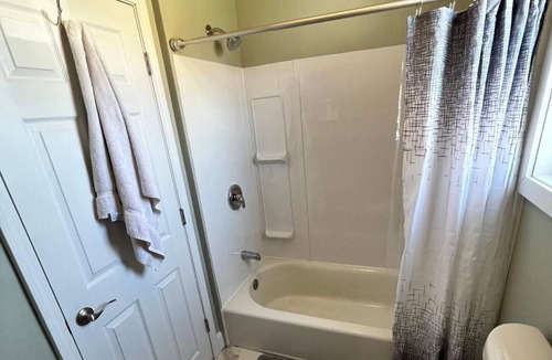 St. James House | Private stay, sleeps 6, w/large yard, back deck, near Hwy 44, Rolla, St. James,