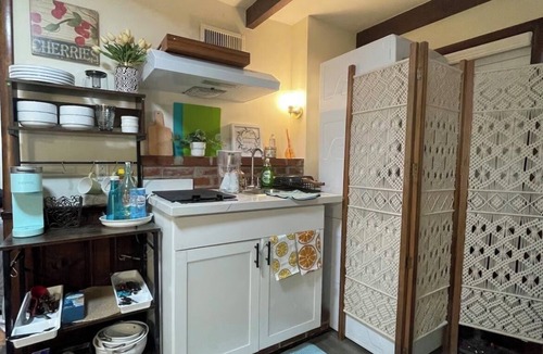 Arlington Apartment | Private studio apartment with kitchen+laundry+fenced yard in Arlington