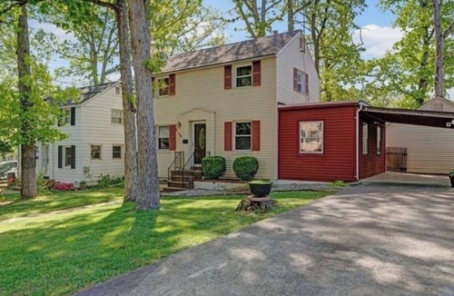 Arlington Apartment | Private studio apartment with kitchen+laundry+fenced yard in Arlington