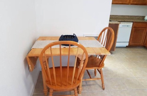 Brookhollow Apartment | Private studio apartment with full kitchen & bath