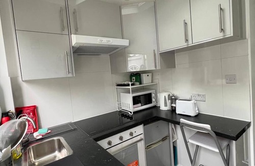 Grove Park Bed & Breakfast | Private studio Apartment/Flat in London