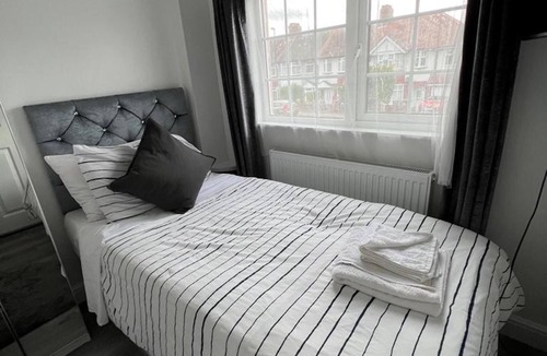 Grove Park Bed & Breakfast | Private studio Apartment/Flat in London