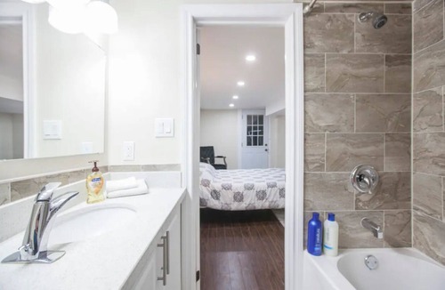 Rockcliffe - Smythe Apartment | Private Studio Apt 1 Bed 1 Bath w. Kitchen & Sep entrance