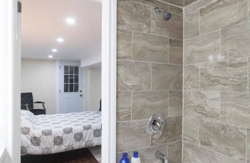 Rockcliffe - Smythe Apartment | Private Studio Apt 1 Bed 1 Bath w. Kitchen & Sep entrance