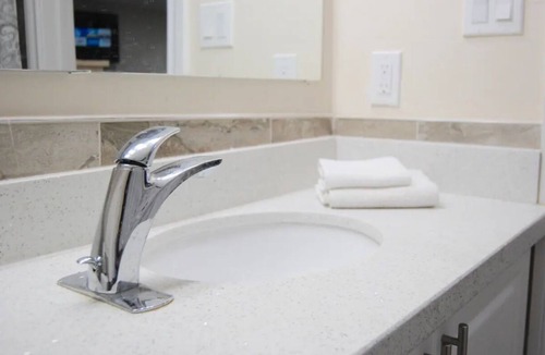 Rockcliffe - Smythe Apartment | Private Studio Apt 1 Bed 1 Bath w. Kitchen & Sep entrance