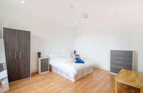 Borehamwood Apartment | Private Studio+ Free Parking New