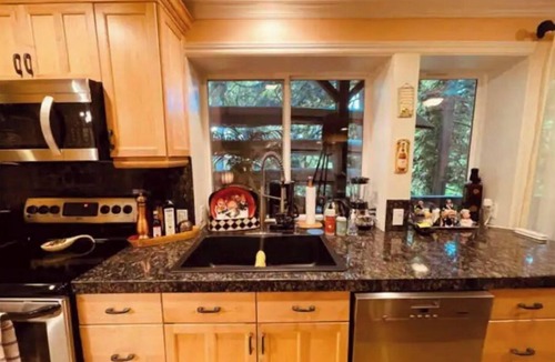 Mercer Island Apartment | Private studio, gated house, Seattle-Bellevue.