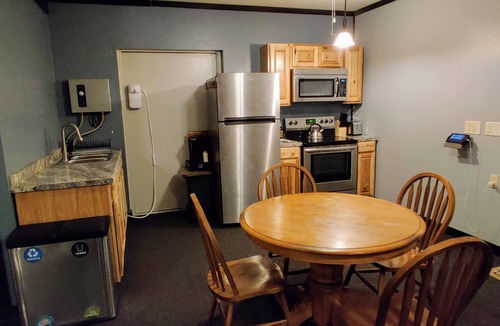 Auburn Apartment | Private Studio, Great Back Yard, Fire Pit, in a Rural Farming Community