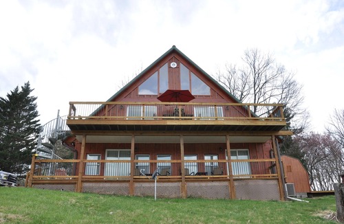Frederick Apartment | Private Studio on the Monocacy River. Sleeps 4, 1 Full Bath, Kitchenette